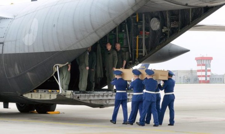 Derniers restes des victimes néerlandaises du vol MH17 rapatriés - ảnh 1